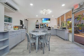 Tägliches inbegriffenes kontinentales Frühstück