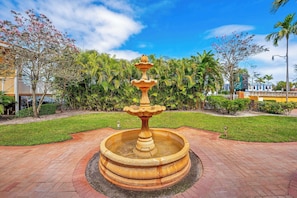 Piscina externa, guarda-sóis, espreguiçadeiras