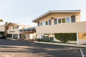 Front of property - Sandpiper Lodge (Santa Barbara)
