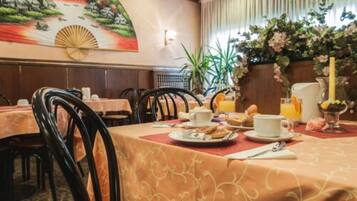 Free daily buffet breakfast