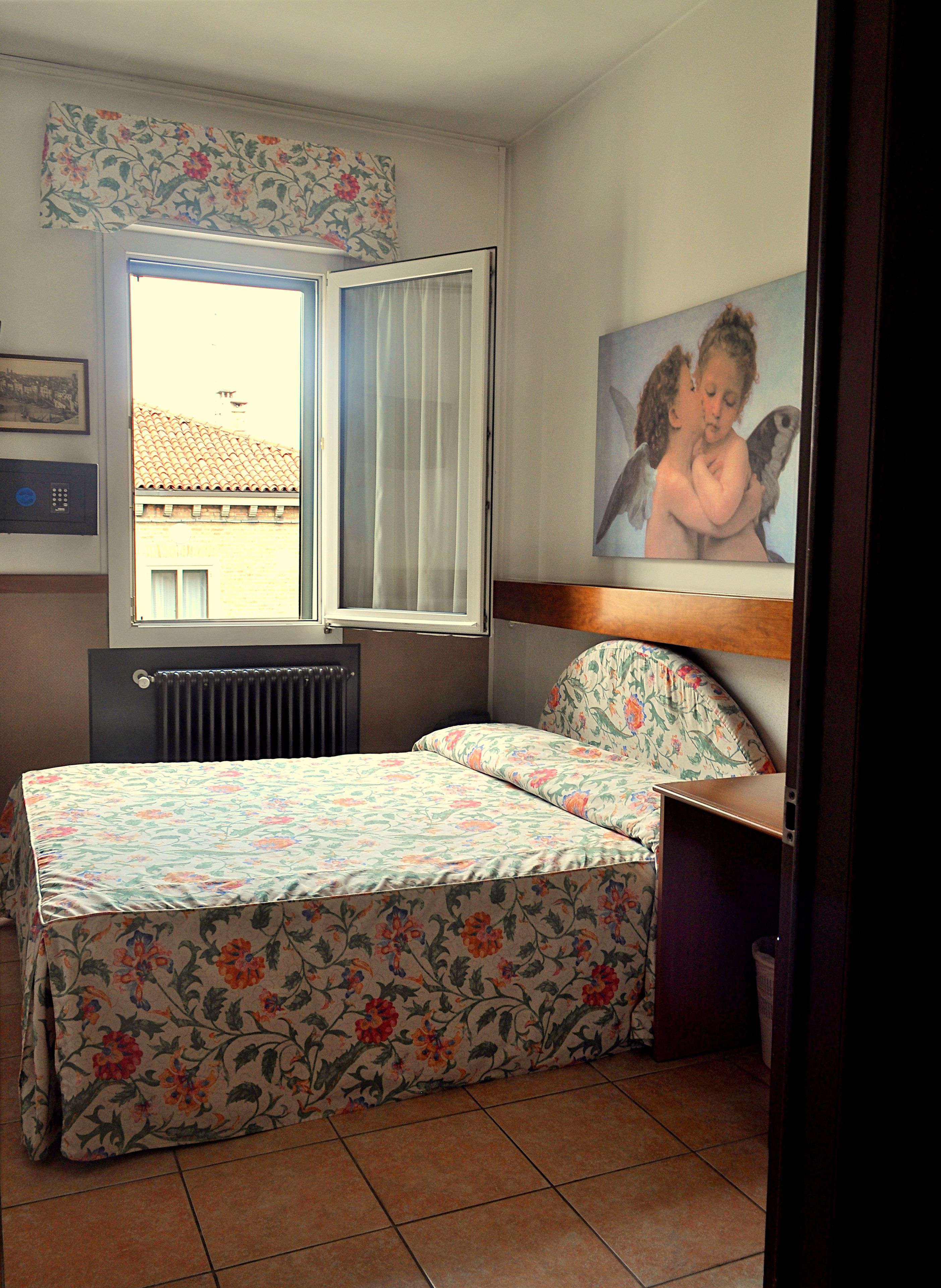 single room | premium bedding, select comfort beds, in-room safe, desk