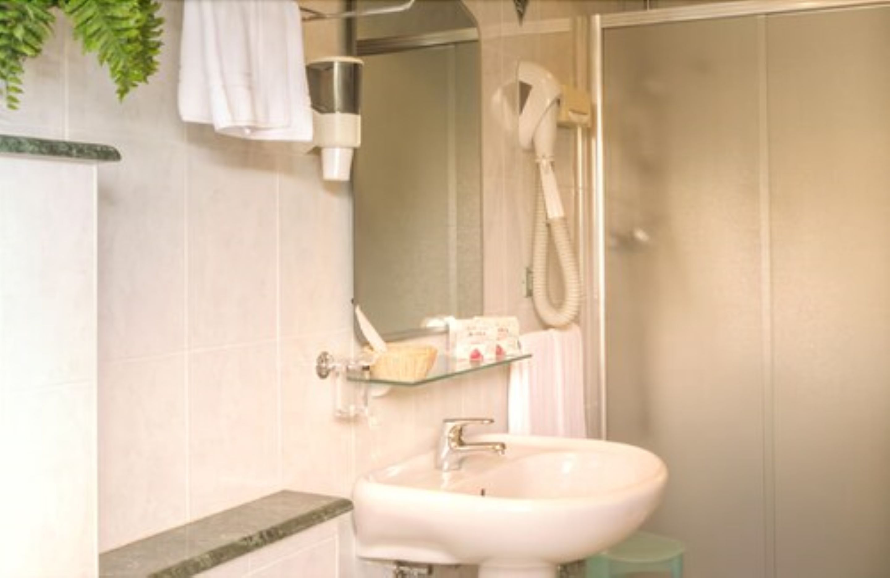 triple room | bathroom | shower, free toiletries, hair dryer, dressing gowns
