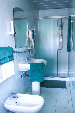 A bathroom with a sink, bidet, and shower. - Hotel Roma (Mestre)