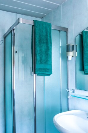 Chambre Simple | Salle de bain | Douche, articles de toilette gratuits, sèche-cheveux, peignoirs