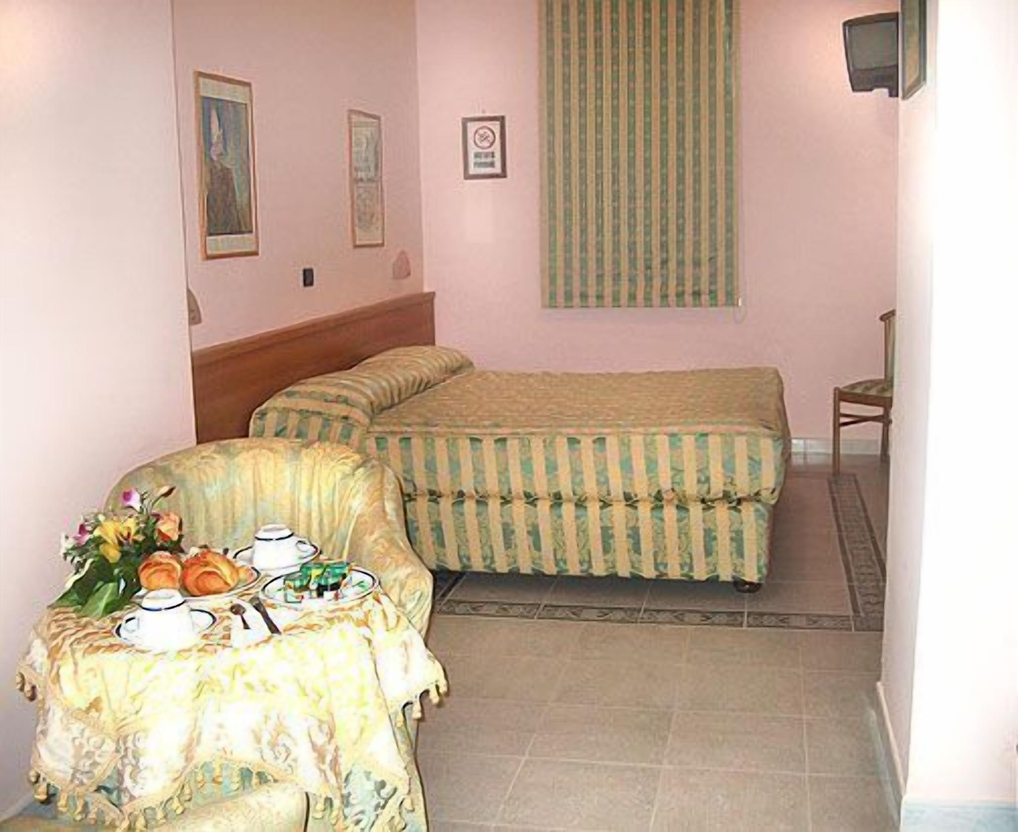 Een minibar, een kluis op de kamer, een bureau, gratis wifi