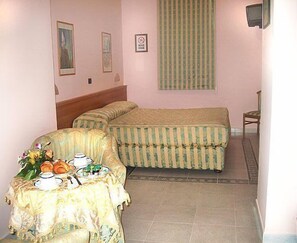 Minibar, coffres-forts dans les chambres, bureau, Wi-Fi gratuit