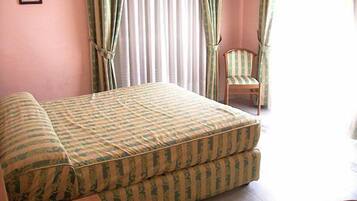 Minibar, coffres-forts dans les chambres, bureau, Wi-Fi gratuit