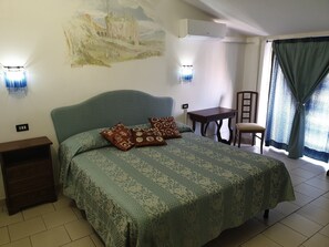 Superior Double Room | In-room safe, individually decorated, free cots/infant beds - Hotel Bagnaia (Viterbo)