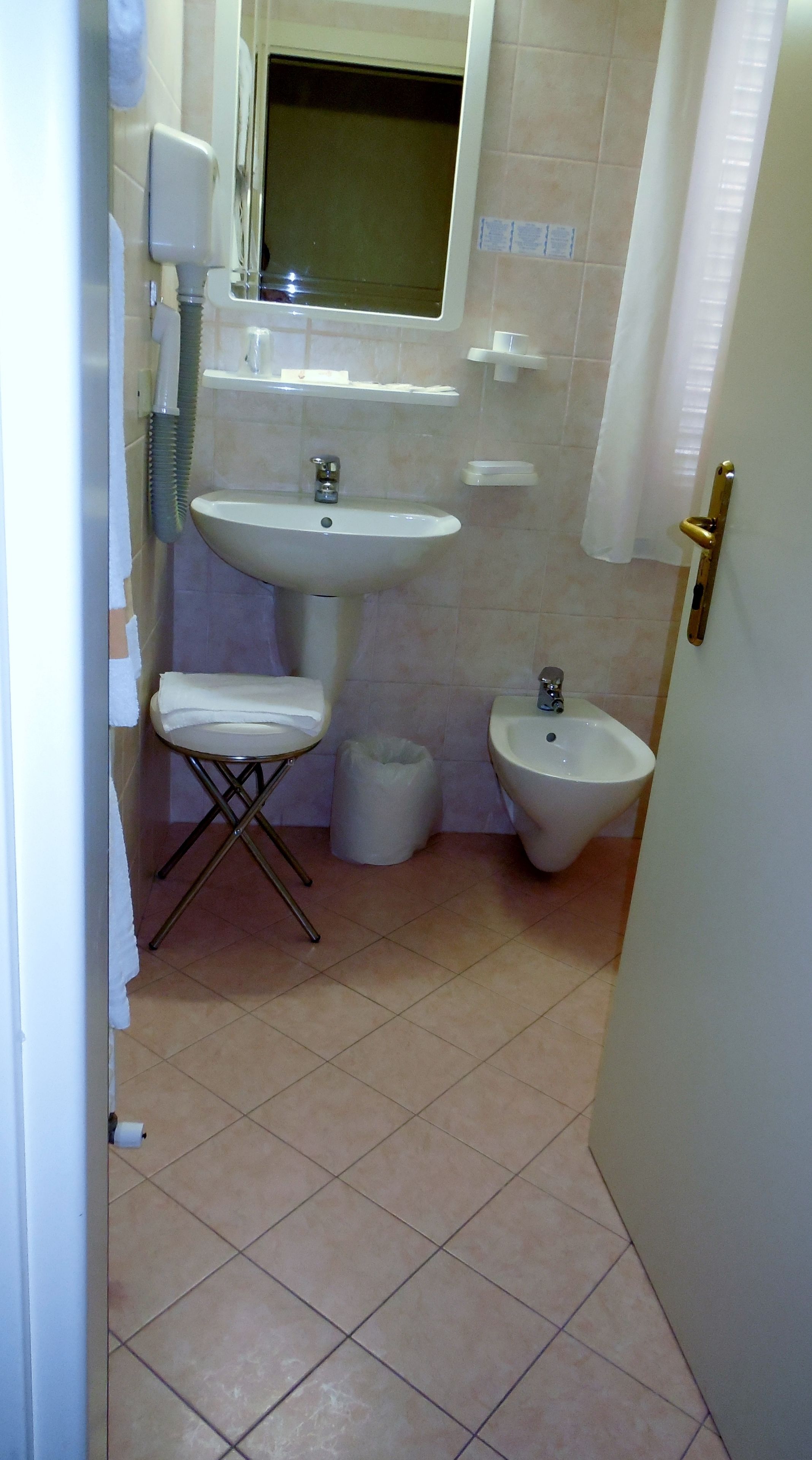 triple room | bathroom | shower, free toiletries, hair dryer, towels