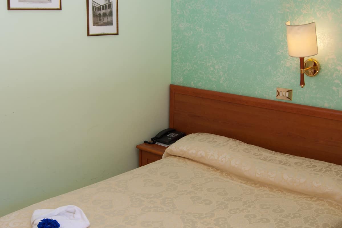 Eenpersoonskamer | Een kluis op de kamer, een bureau, verduisterende gordijnen, babybedden