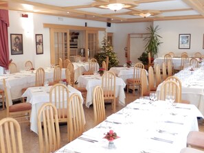 Serveert ontbijt, lunch, diner, lokale gerechten