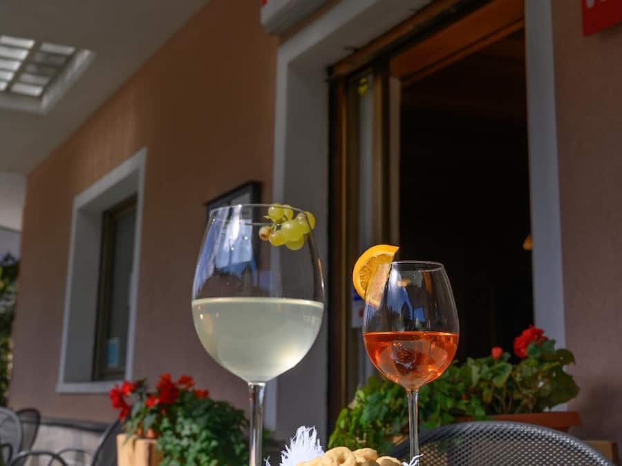 Der serveres morgenmad, frokost, aftensmad og lokale retter