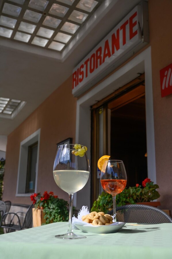 Serveert ontbijt, lunch, diner, lokale gerechten