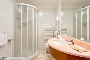 Gratis toiletartikelen, een haardroger, een bidet, handdoeken