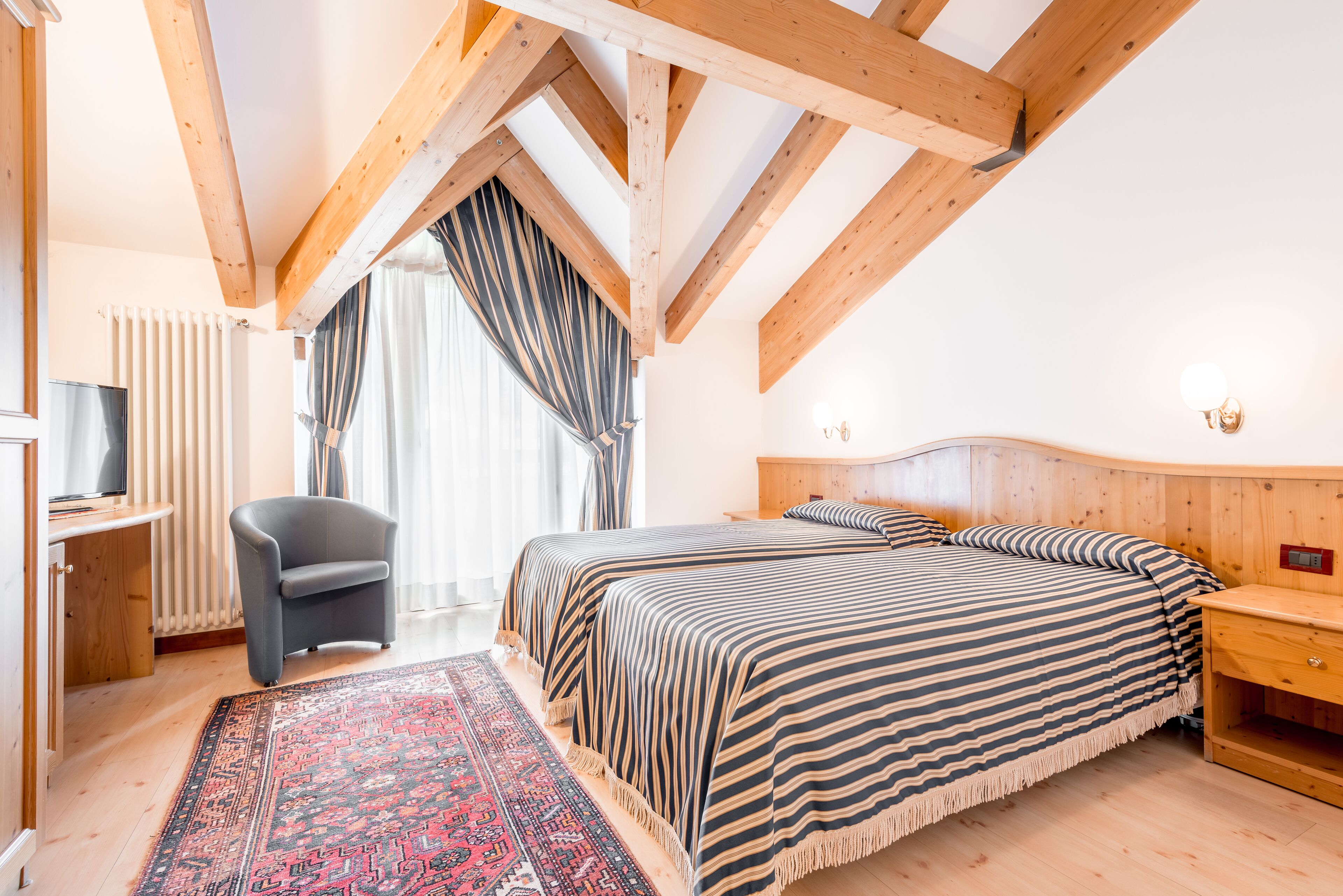 In-room safe, soundproofing, free WiFi, bed sheets