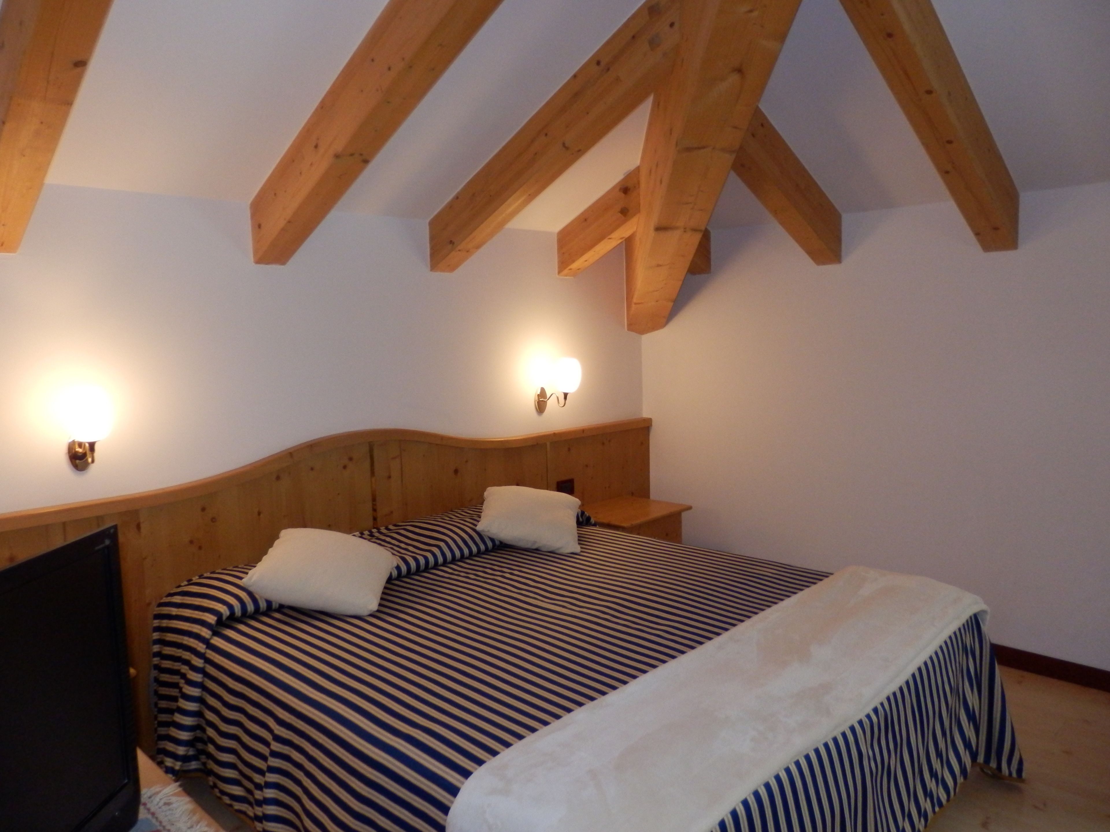 in-room safe, soundproofing, free wifi, bed sheets