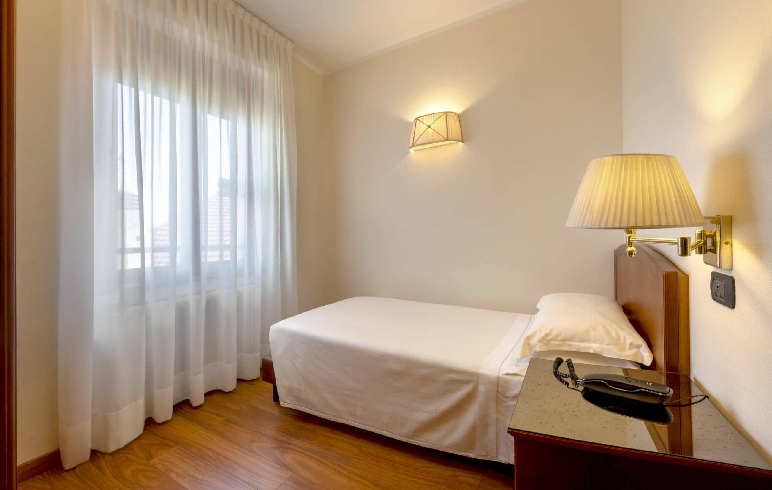 Yhden hengen standard-huone | Untuvapeitot, minibaari, tallelokero huoneessa, työpöytä