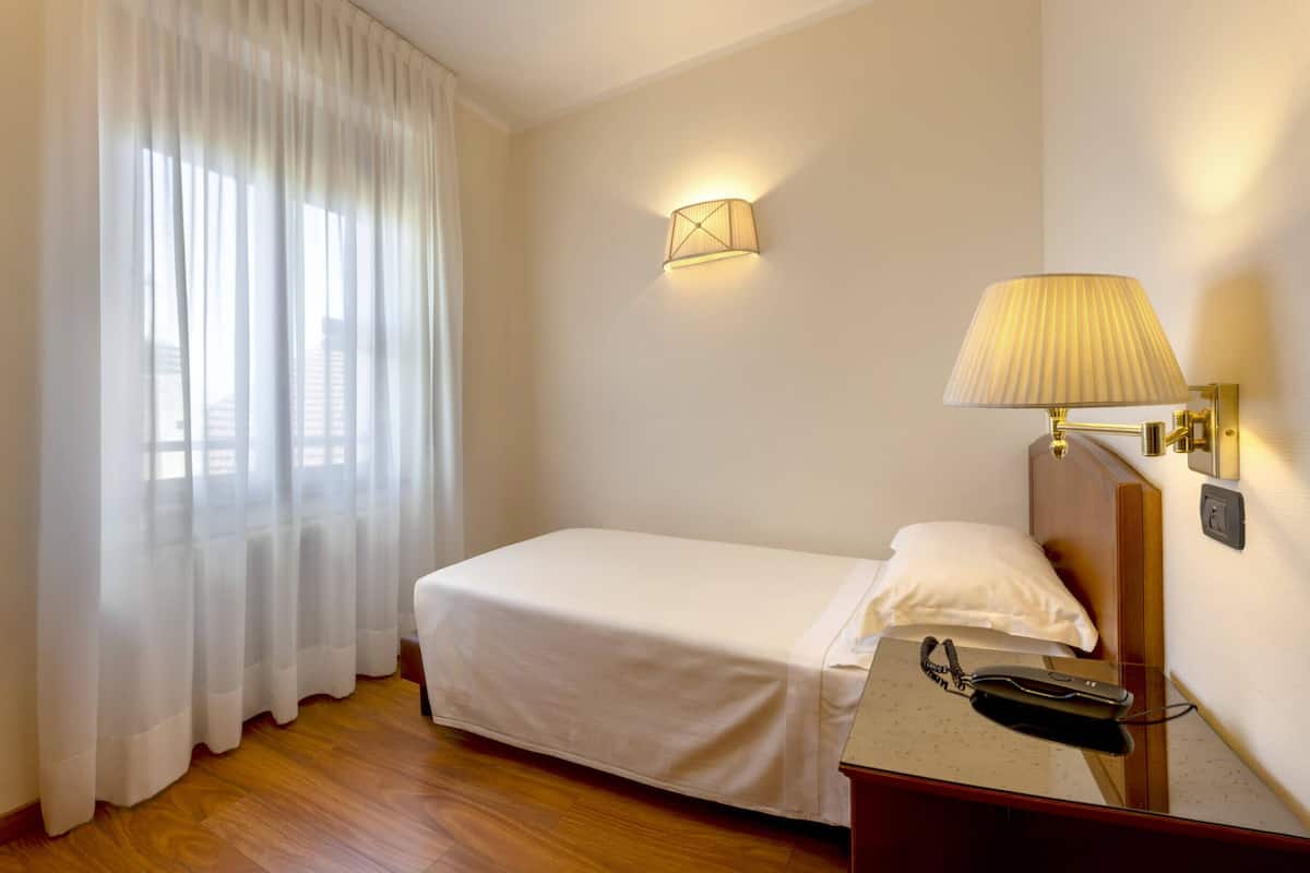 Kamar Single Standar | Selimut bulu angsa, minibar, brankas, dan meja kerja