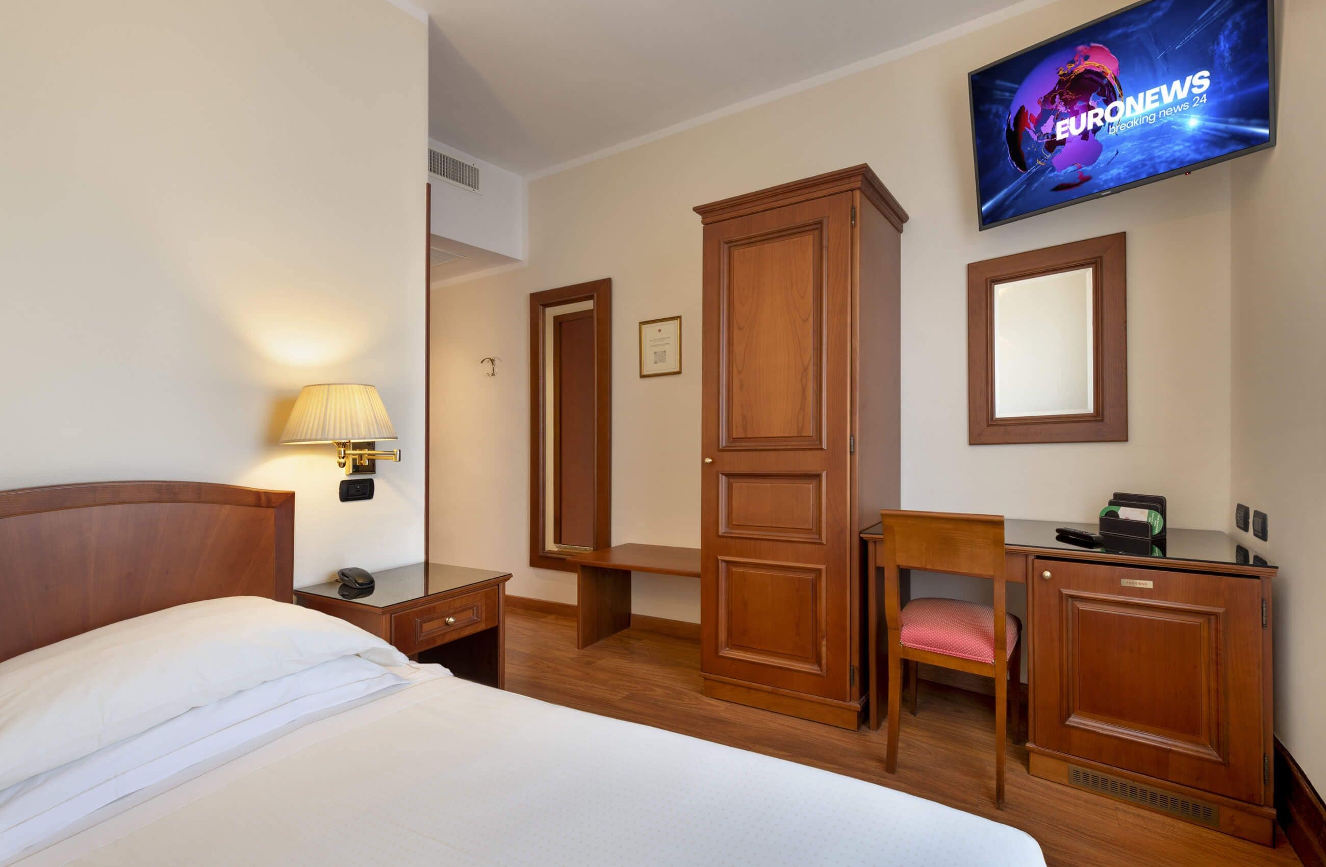 Singola Standard | Copriletto in piuma, minibar, una cassaforte in camera, una scrivania