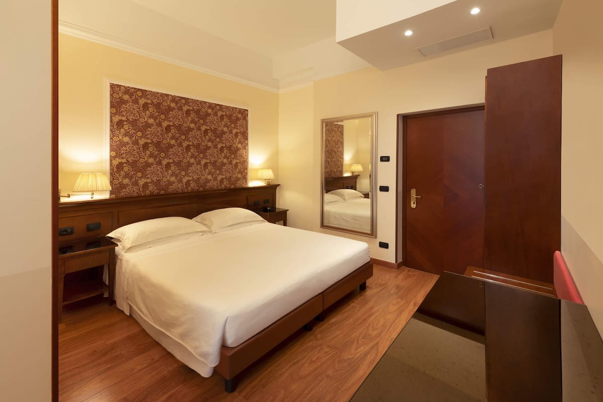 Kamar Double atau Twin Klasik | Selimut bulu angsa, minibar, brankas, dan meja kerja