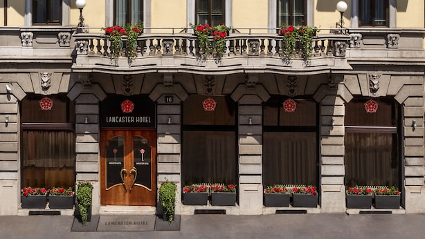 A building with a classic facade, featuring a series of windows and decorative elements. - Lancaster Hotel (Milan)
