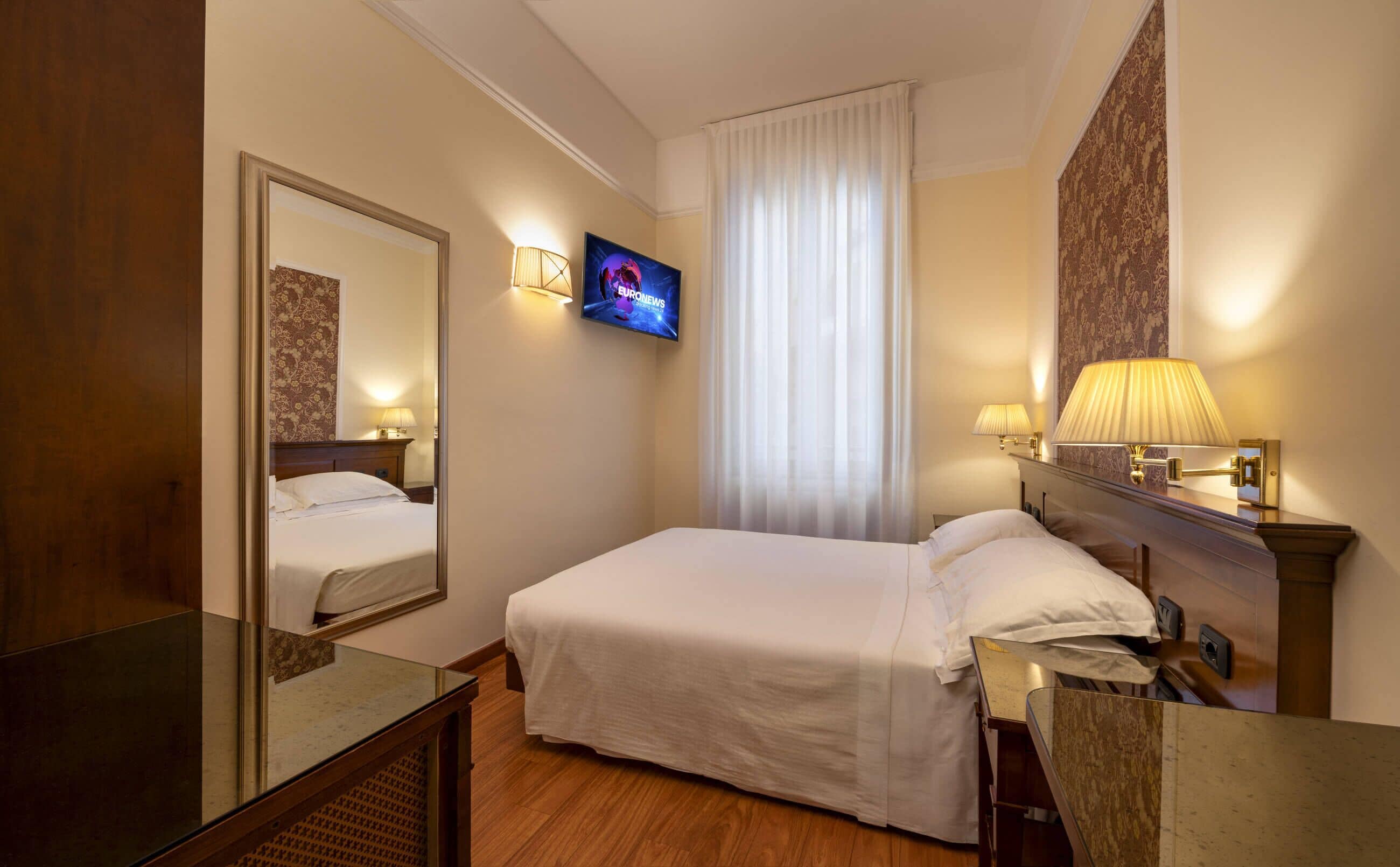 Kahden hengen economy-huone | Untuvapeitot, minibaari, tallelokero huoneessa, työpöytä