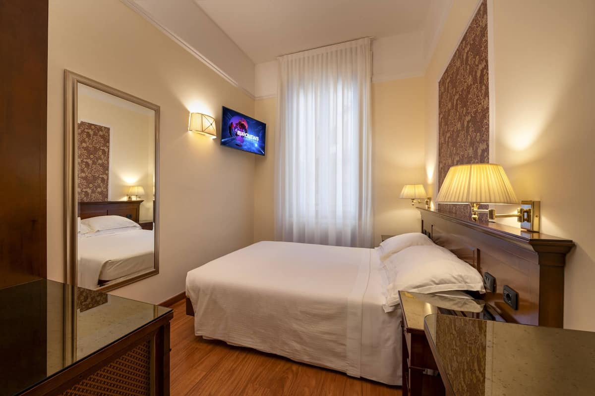 Kamar Double Ekonomi | Selimut bulu angsa, minibar, brankas, dan meja kerja