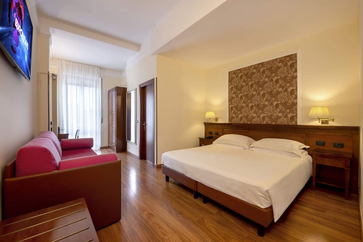 Kamar Double atau Twin Superior | Selimut bulu angsa, minibar, brankas, dan meja kerja