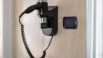 Un teléfono de pared con cable enrollado.