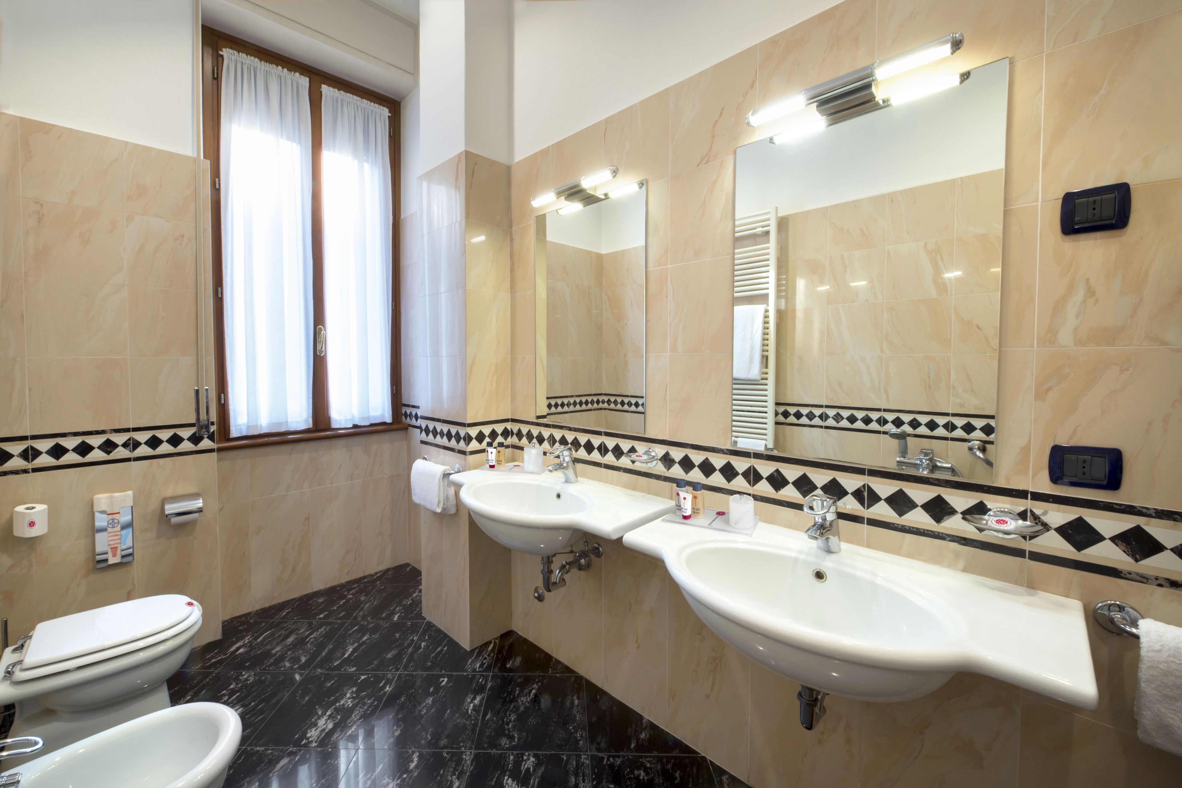 triple room | bathroom | free toiletries, hair dryer, slippers, bidet