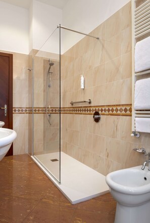 Triple Room | Down comforters, minibar, in-room safe, desk - Lancaster Hotel (Milan)