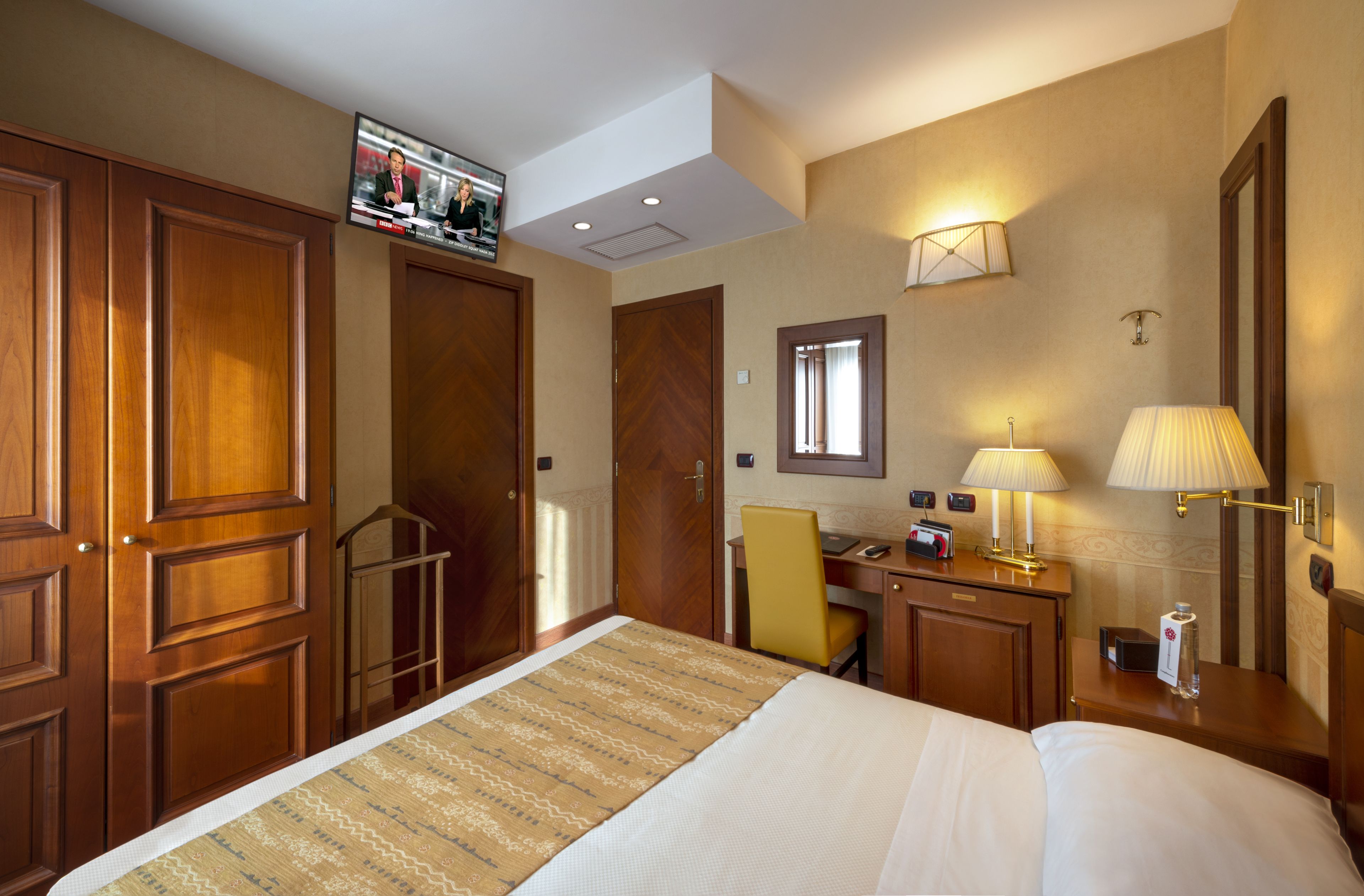 economy double room | down duvets, minibar, in-room safe, desk