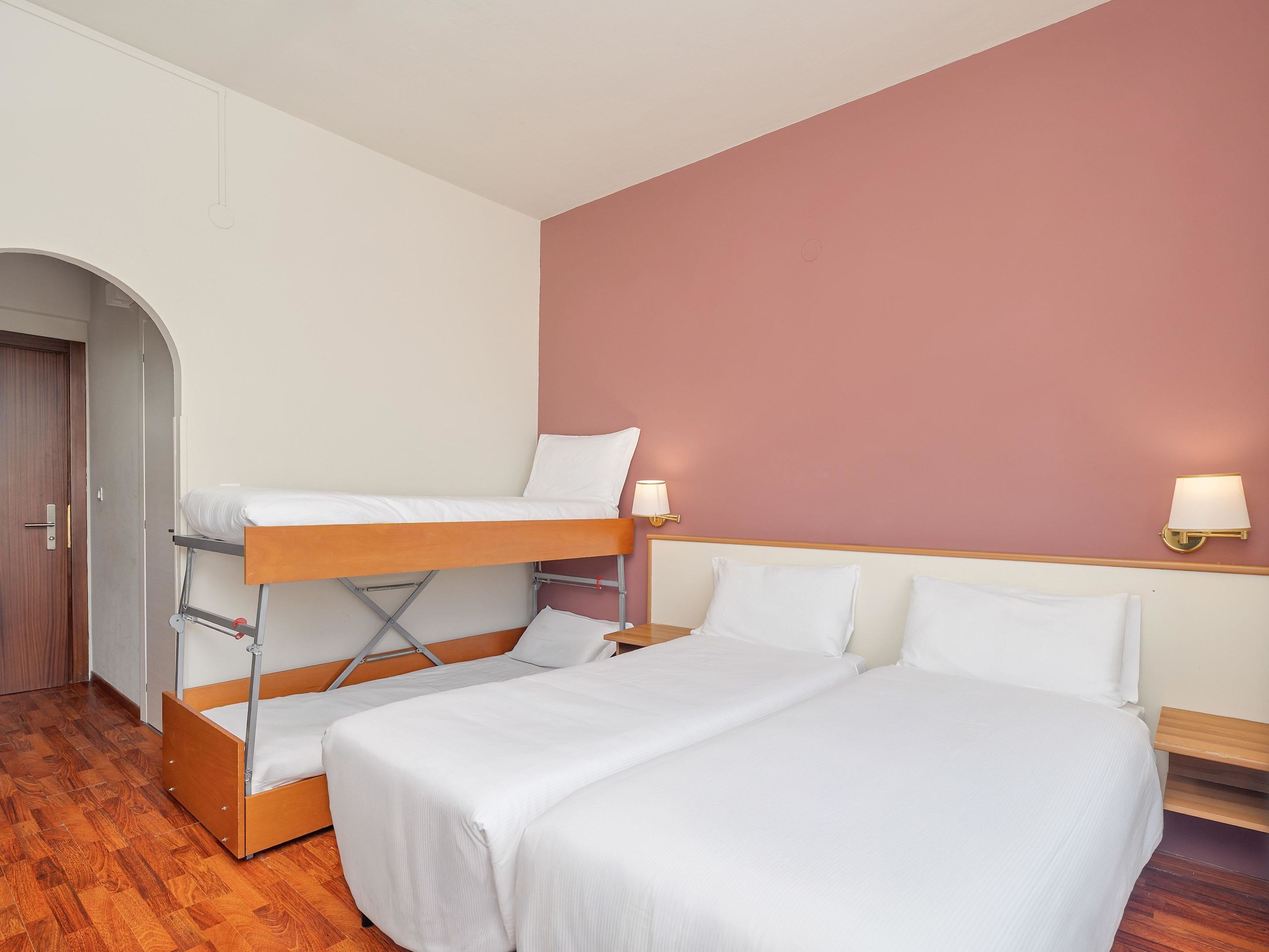 四人房, 无烟房, 阳台 | 客房内保险箱、办公桌