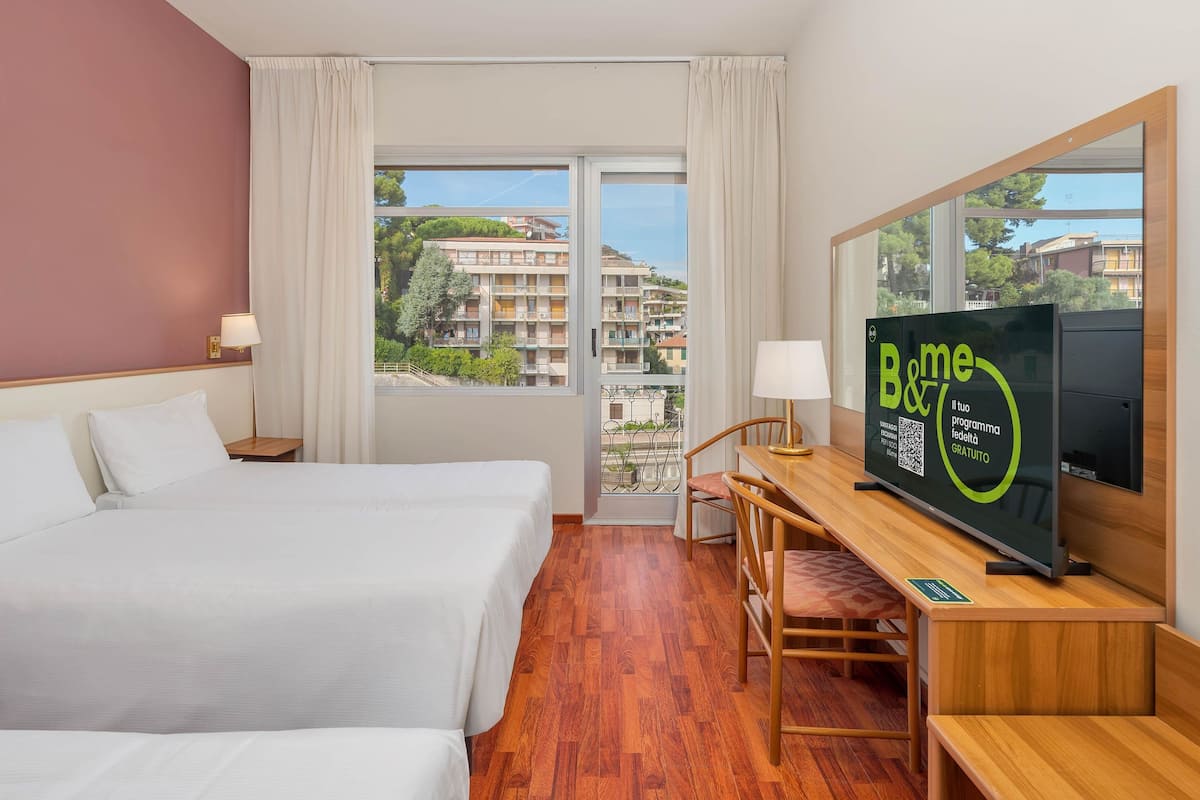 Standard Triple Room | In-room safe, desk