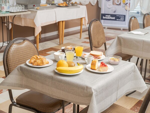 Phục vụ bữa sáng, bữa trưa, bữa tối, món Ý 