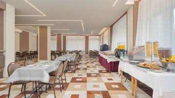 Breakfast, lunch, dinner served; Italian cuisine