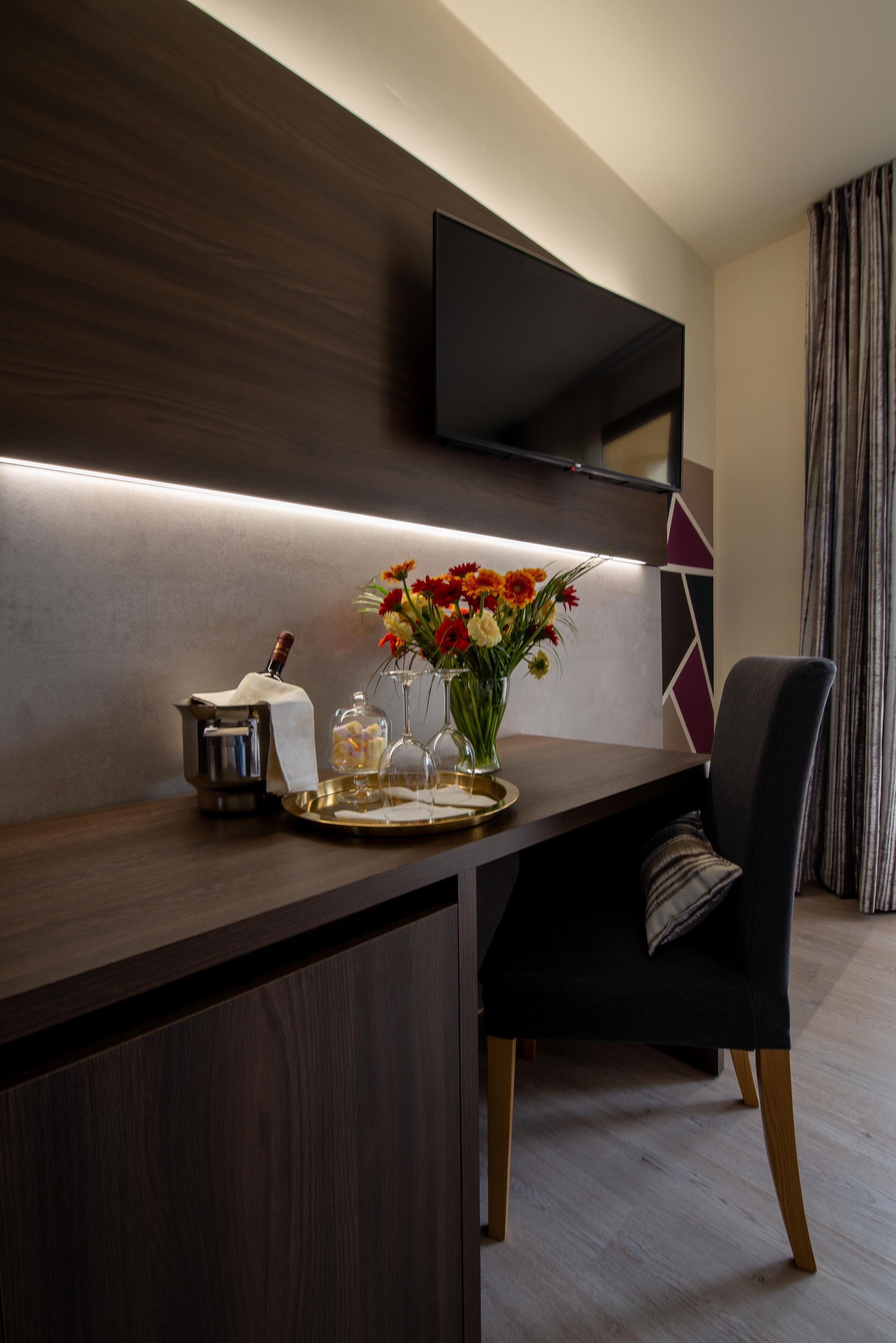 Minibar, coffres-forts dans les chambres, bureau