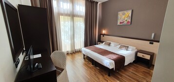 Minibar, caja de seguridad en la habitación y escritorio 