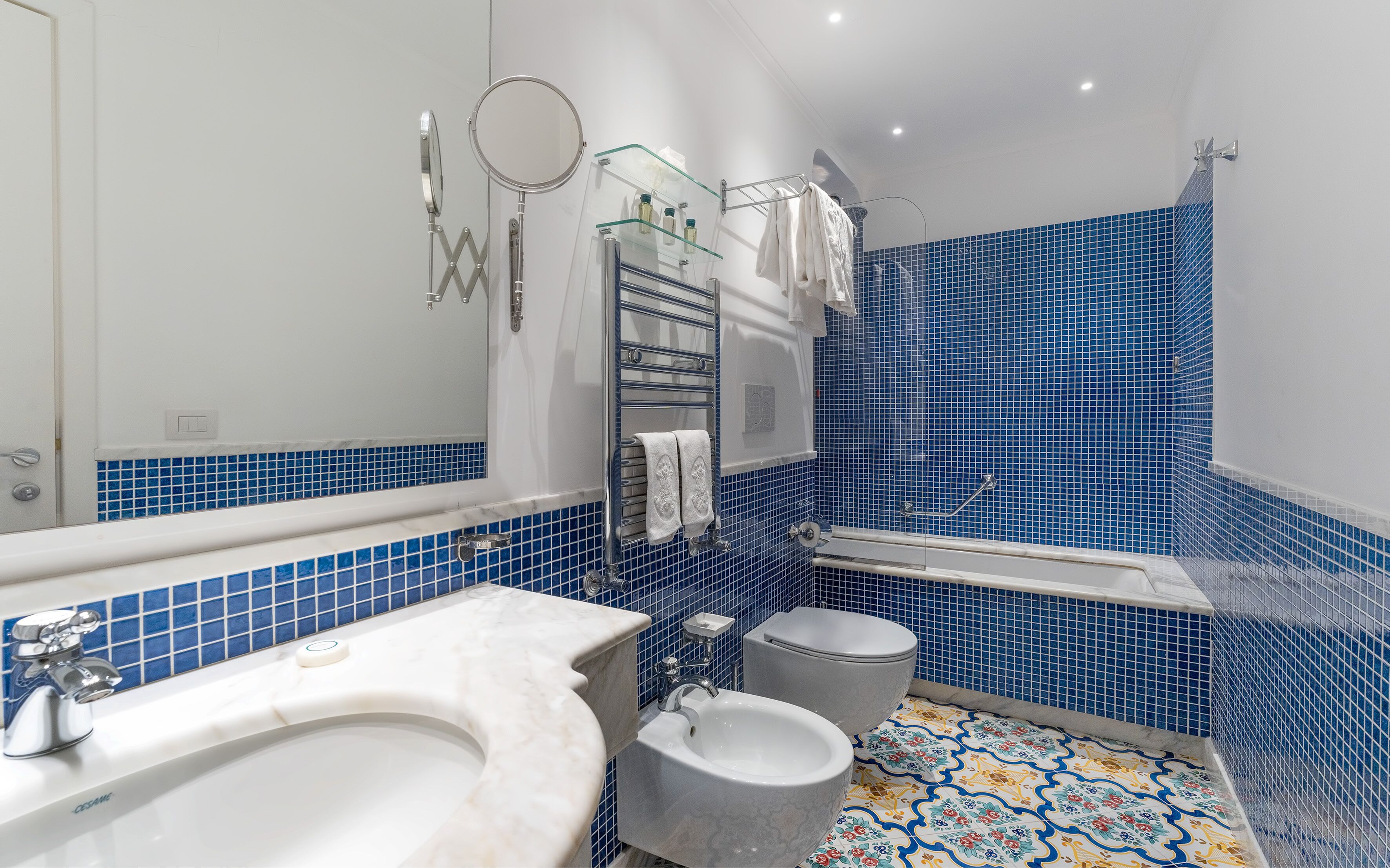 Un baño con un lavamanos blanco, un bidé y una bañera.