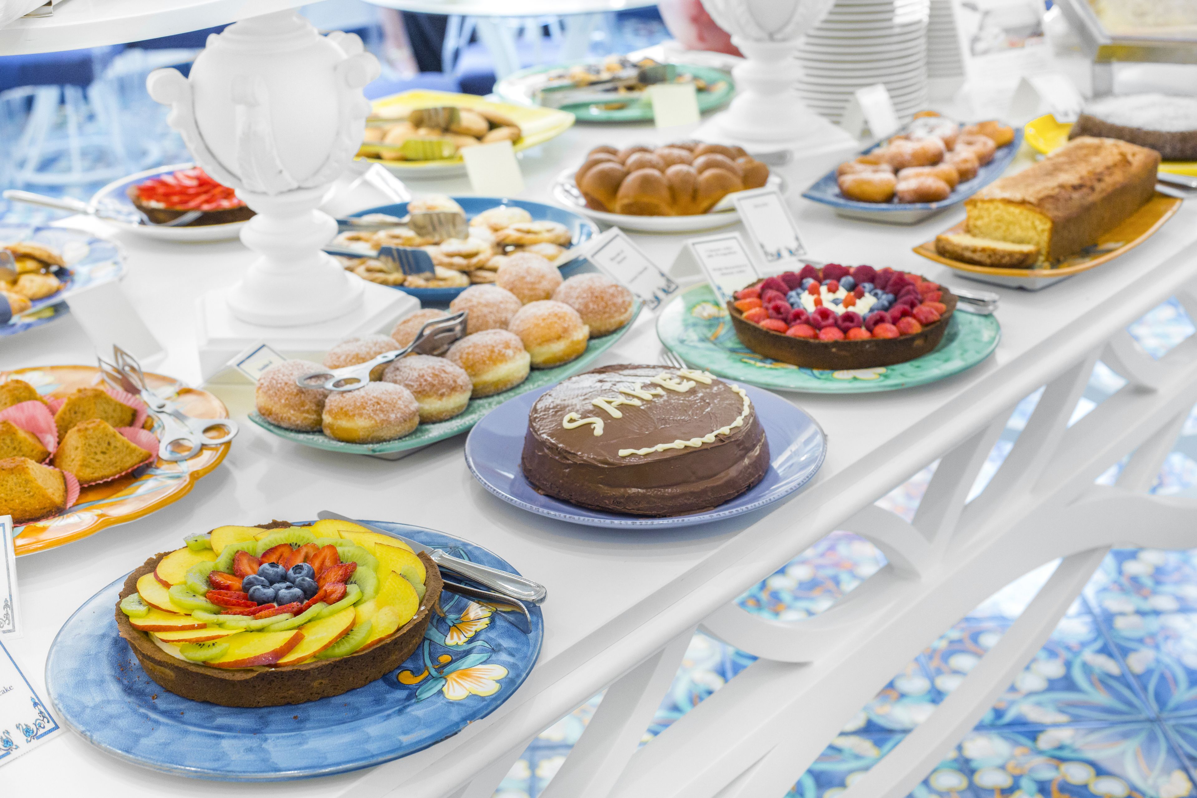 Ein reichhaltiges Buffet mit verschiedenen Desserts und Gebäck.