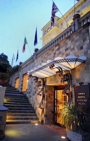 Entrada al alojamiento. Hotel Antiche Mura