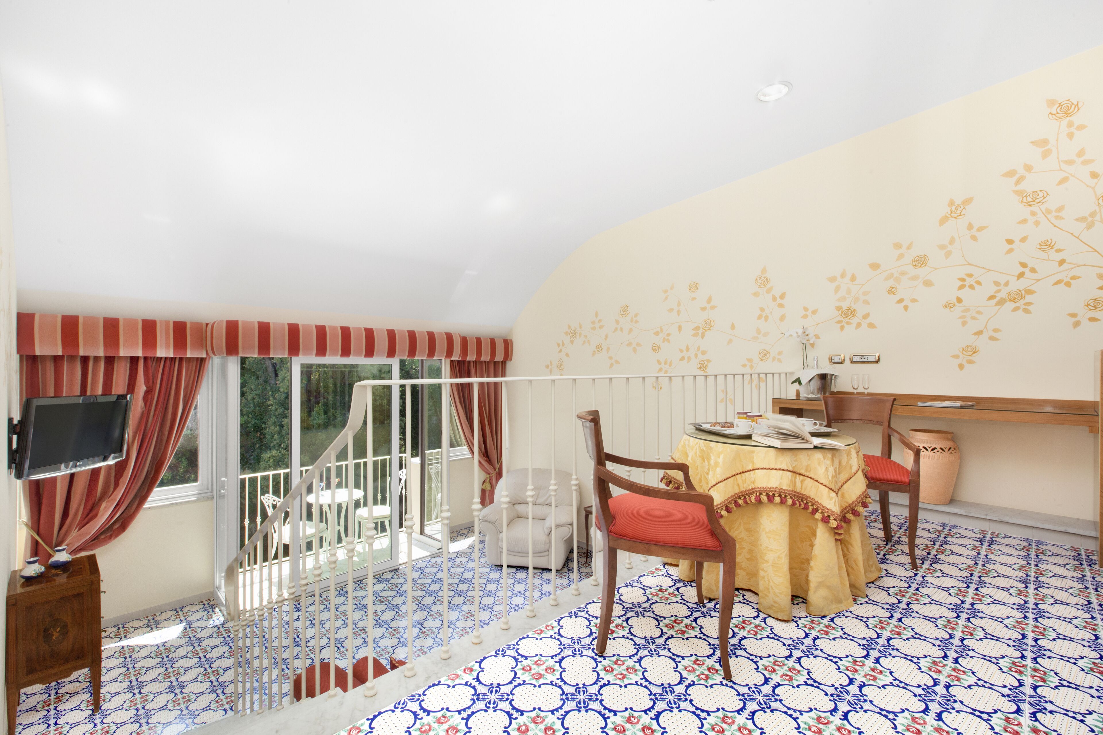 family suite, jetted tub, valley view | living area | 43-inch flat-screen tv with satellite channels, tv