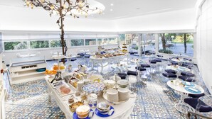 Un vaste espace dédié à la restauration, comprenant différents stands de restauration et divers types de sièges.