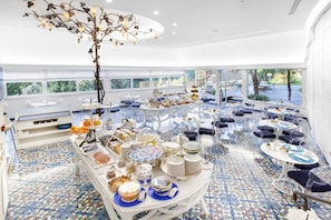 Free daily buffet breakfast