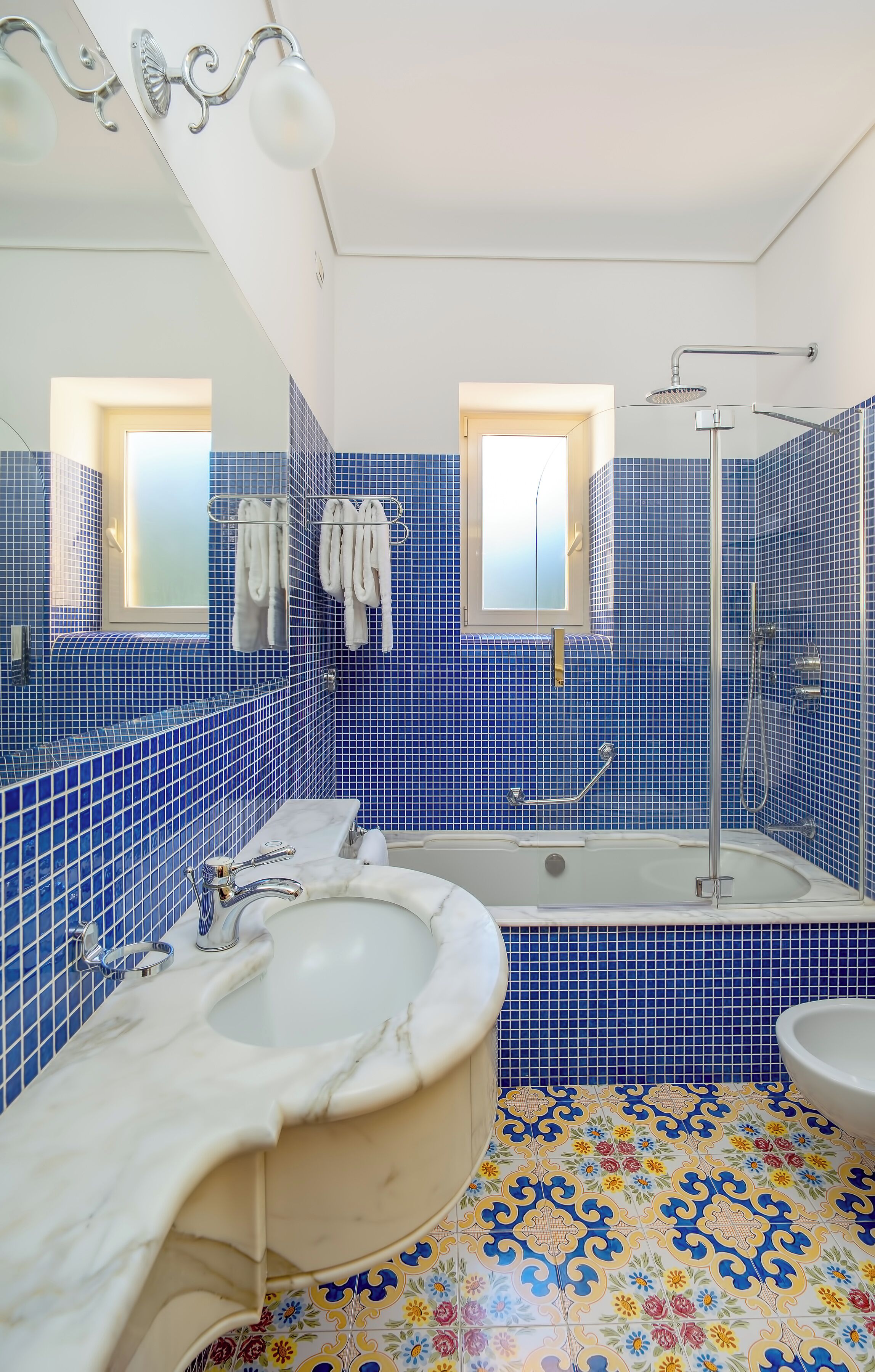 Un baño con bañera, lavabo y ducha.