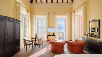 Suite, uitzicht op meer, bijgebouw | Woonruimte | Een flatscreentelevisie