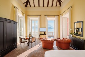 套房, 湖景, 副楼 | 起居区 | 平板电视