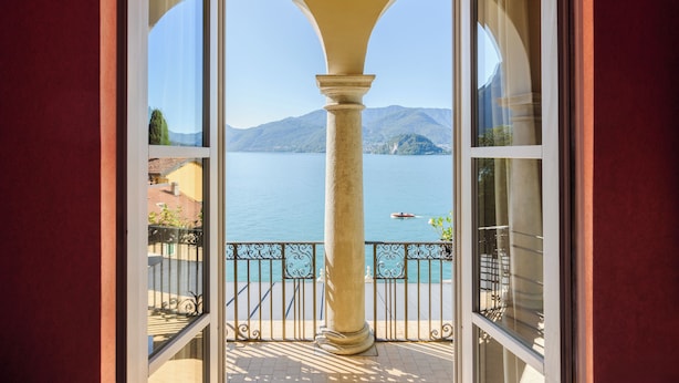 Un balcon avec vue sur un lac et des montagnes.