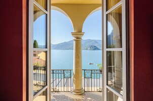 Ropa de cama de alta calidad y minibar 