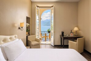 尊榮客房, 陽台, 湖景 | 高級寢具、迷你吧、客房內保險箱、書桌